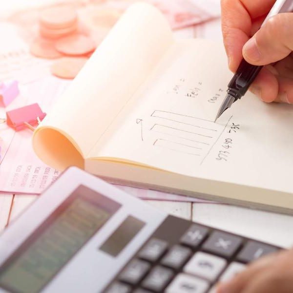 What factors influence the online valuation of a property?